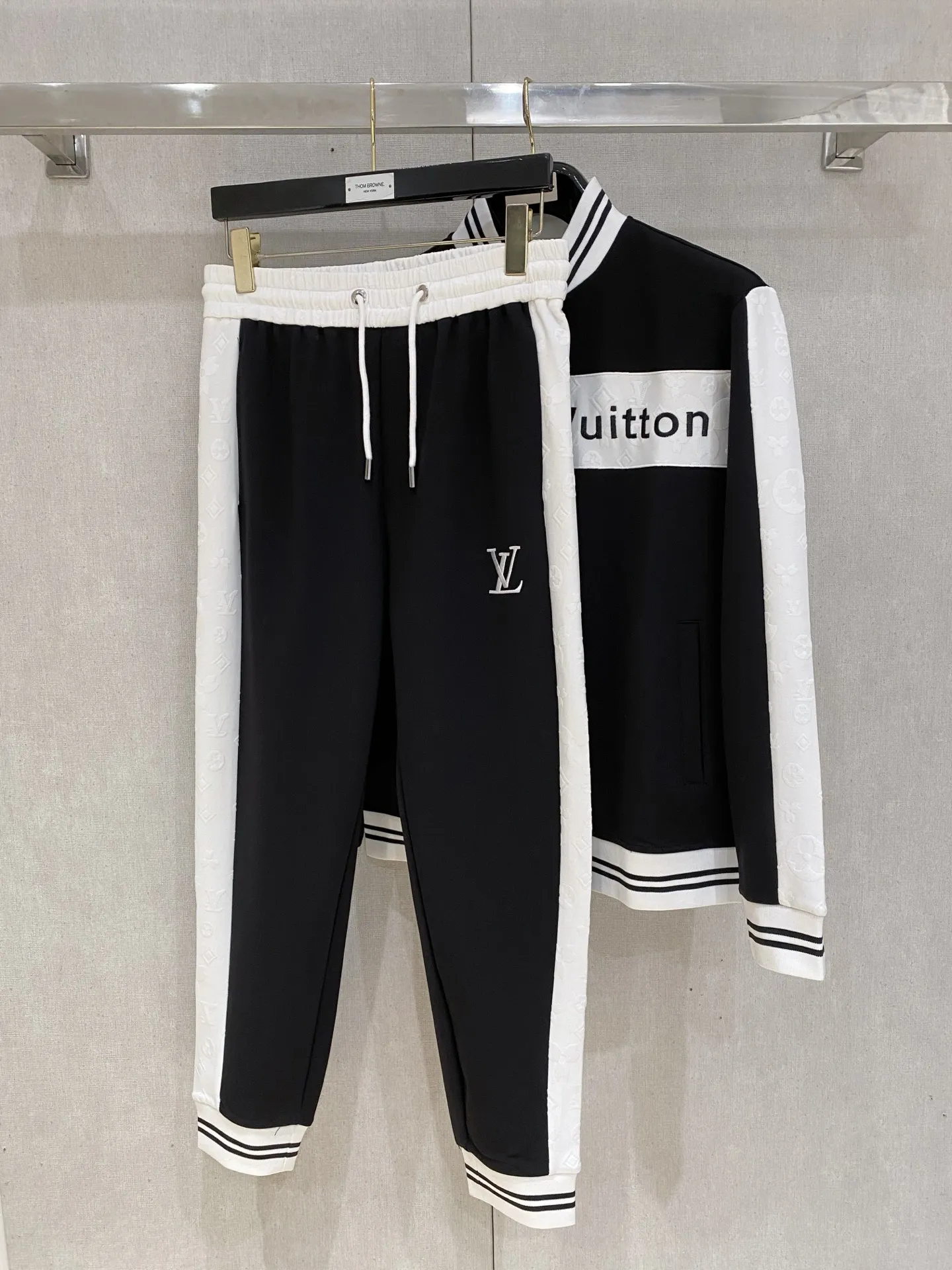 🅿️720 LV hot-selling suit is coming. Focus on the original version of the official website. 2025 new hot-selling cardigan suit. The original order is the best. 🇭🇰The meticulous work of top designers. It has a fitting and perfect upper body effect. All-natural high-quality Tencel Roman cotton 100%, close-fitting comfort, noble and elegant! Original hardware embodies elegance and nobility! Counter size: M-3XL (maximum wear up to 190 pounds)